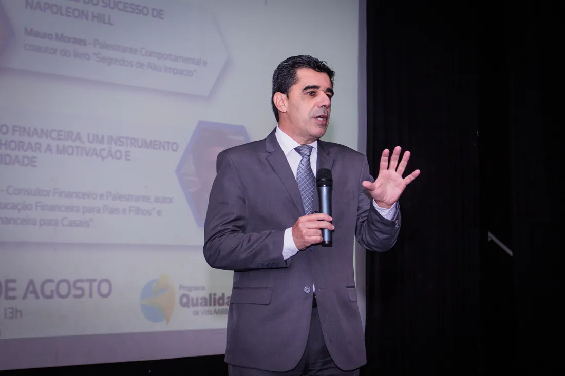 Julio Santos em palestra sobre educação financeira